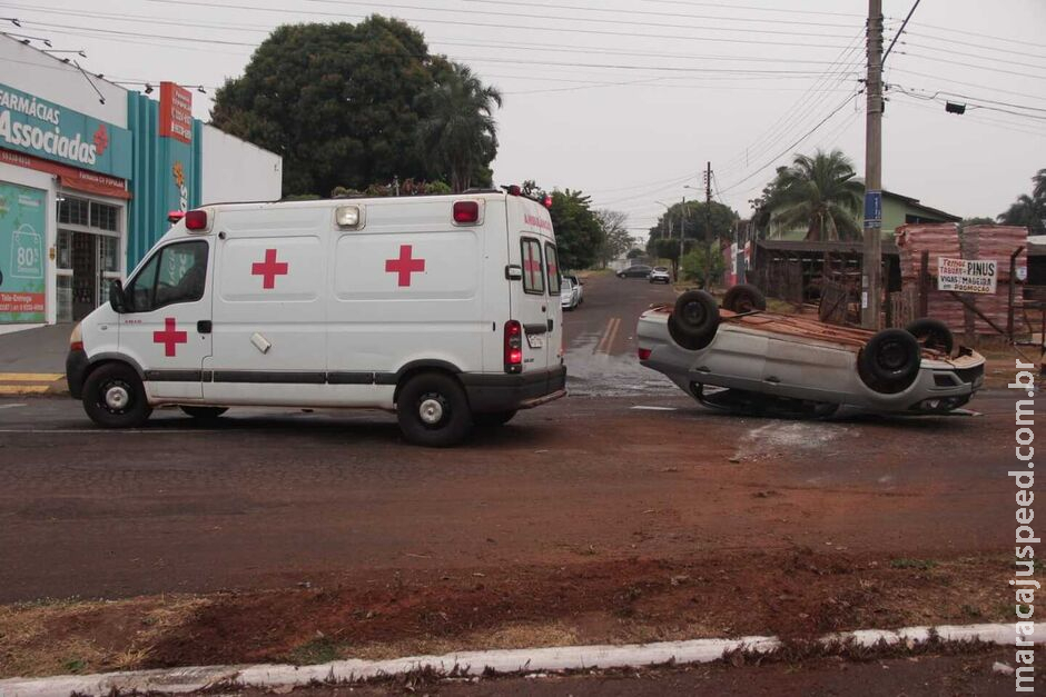 Motorista perde controle e capota veículo na Lúdio Martins Coelho