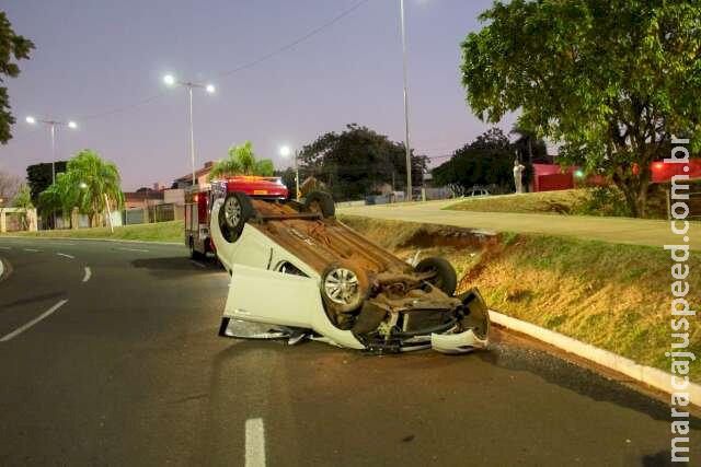 Motorista perde controle em curva e carro capota