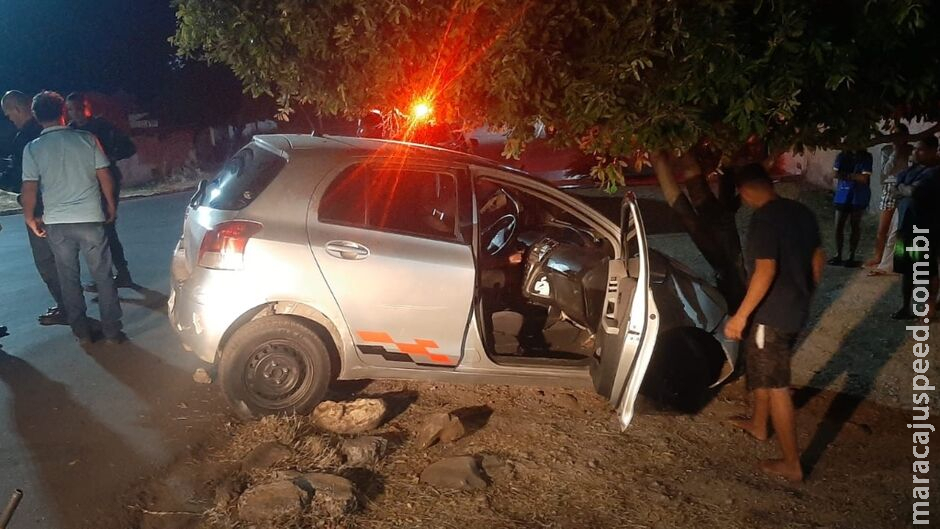 Motorista perde o controle do carro e bate contra árvore em Corumbá