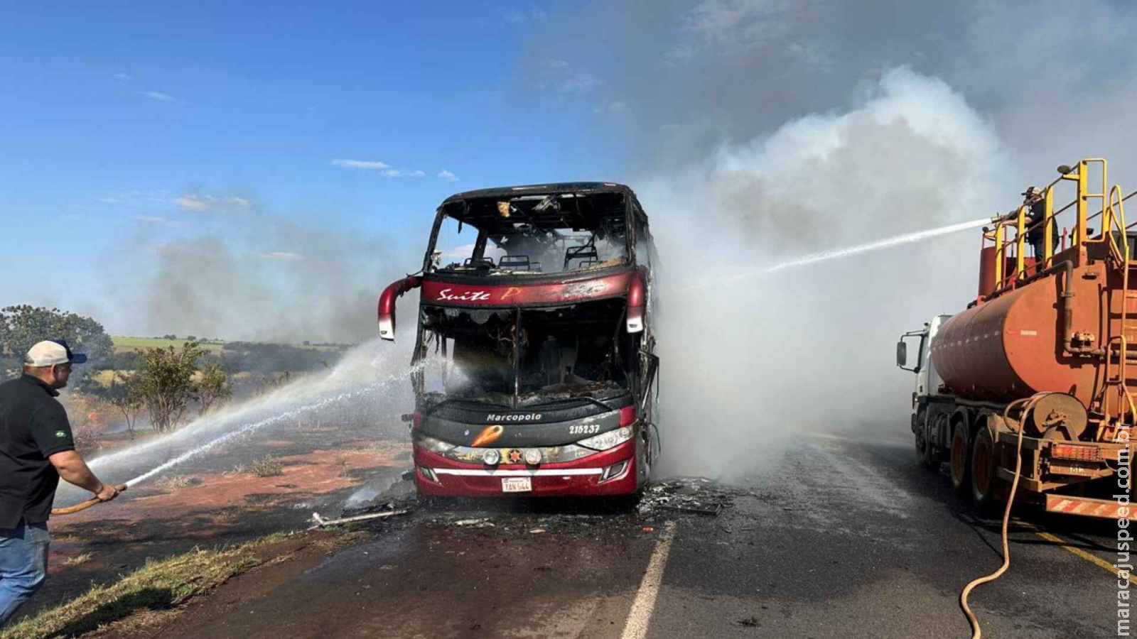 Ônibus com passageiros pega fogo na BR-163 e é totalmente destruído