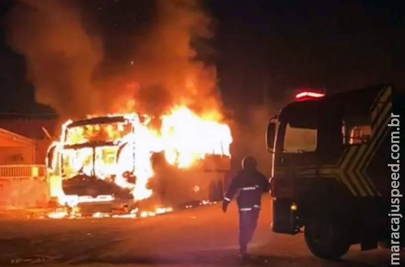 Ônibus em chamas assusta moradores em Naviraí