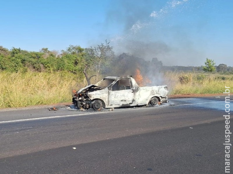 Picape bate na traseira de carreta e pega fogo na BR-267, em Nova Andradina