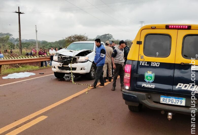 Rodovia segue bloqueada e corpo de indígena atropelado é velado no meio da pista