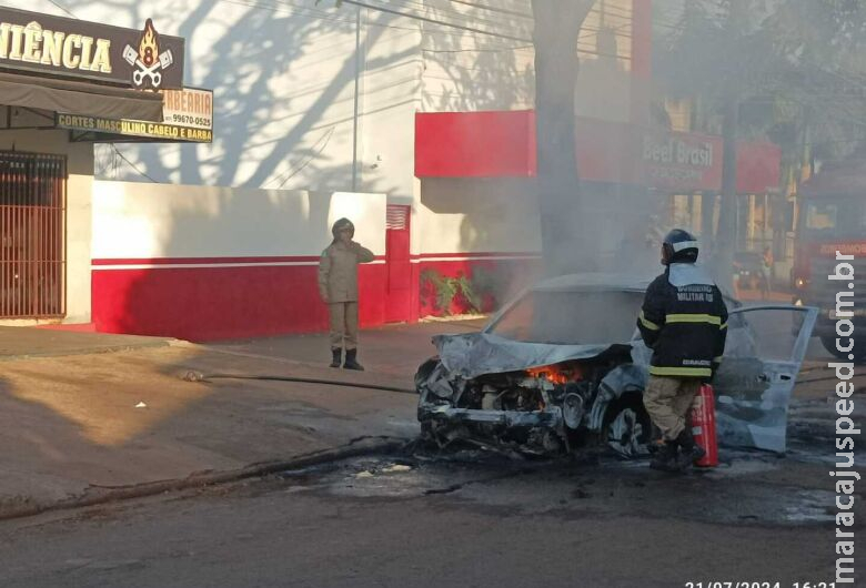 Veículo incendiado é abandonado em via pública no BNH 4º Plano