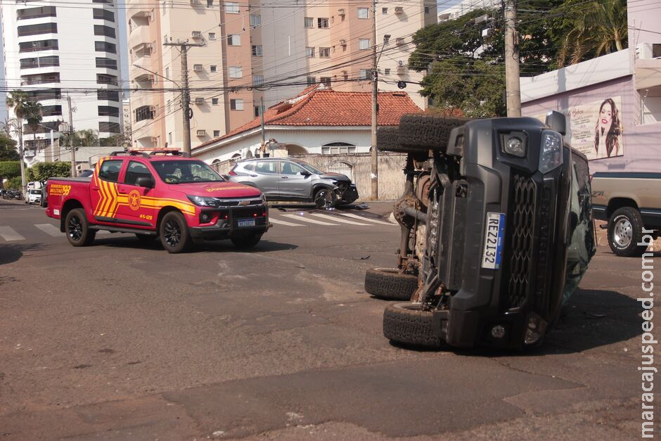 Caminhonete avança sinal vermelho, é atingido por SUV e tomba no São Francisco 