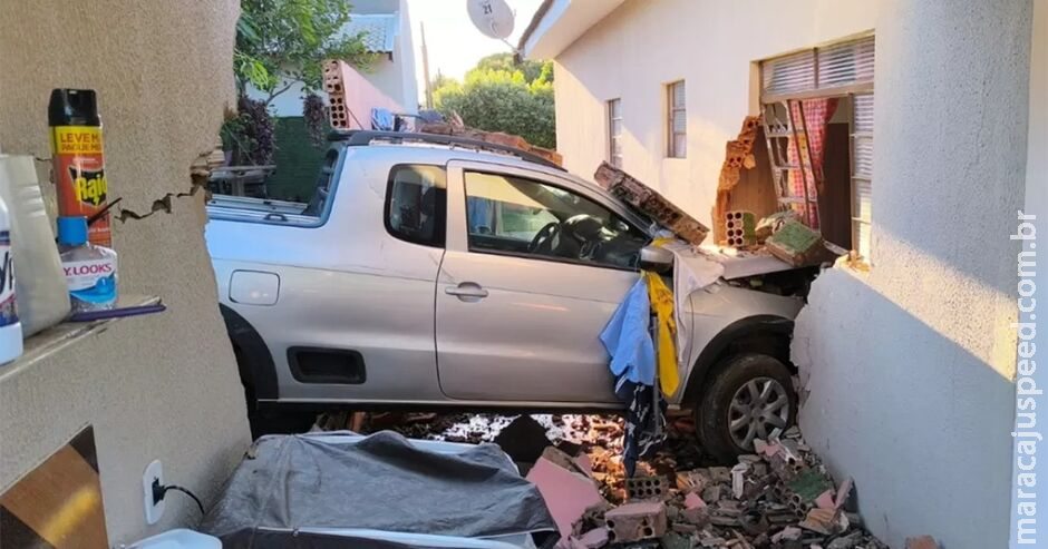 Carro desgovernado derruba muro e parede de casa; mulheres e criança ficaram feridas