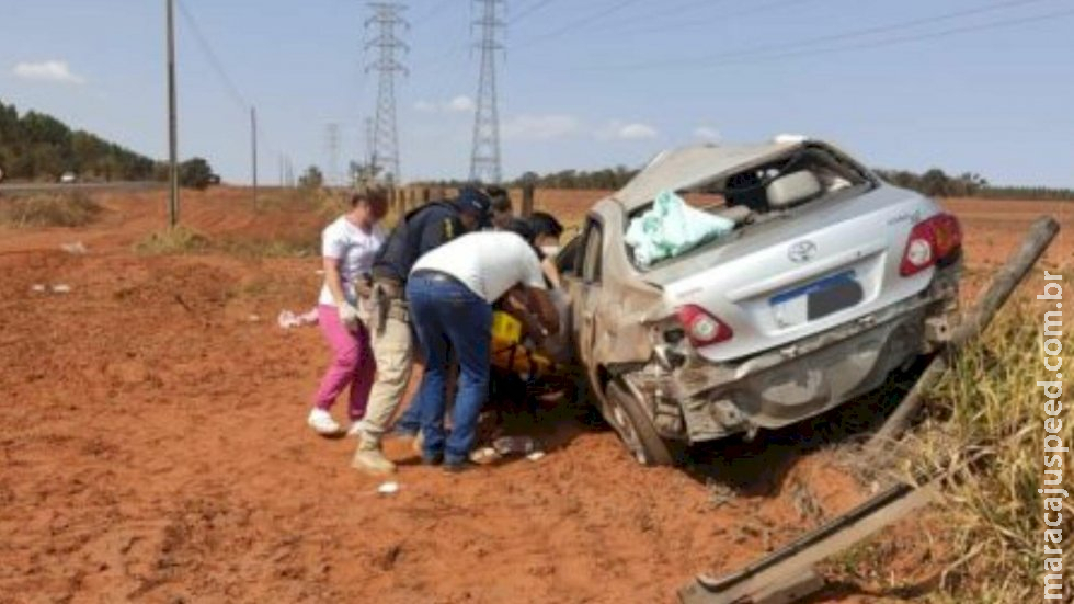 Carro dirigido pelo avô capota e criança, de 8 anos, morre na BR-262 em Água Clara