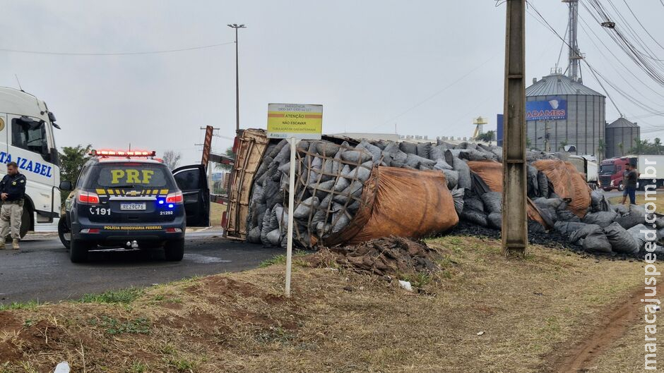 Desnível em rotatória provoca tombamento de caminhão com carvão em Campo Grande 