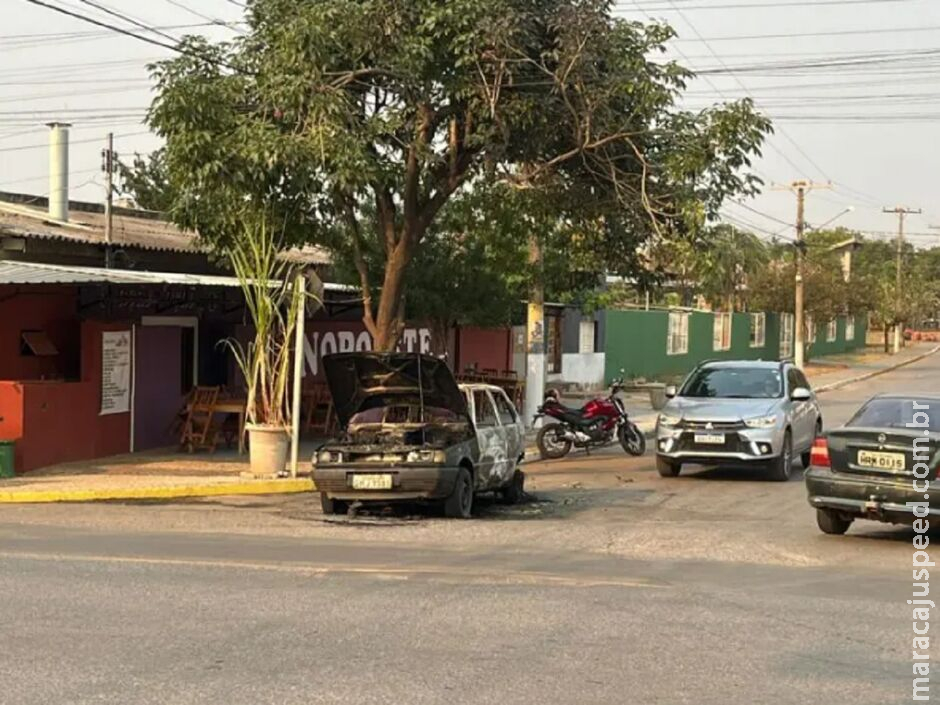 Fiat Uno é consumido por incêndio e fica abandonado em cruzamento de Bonito