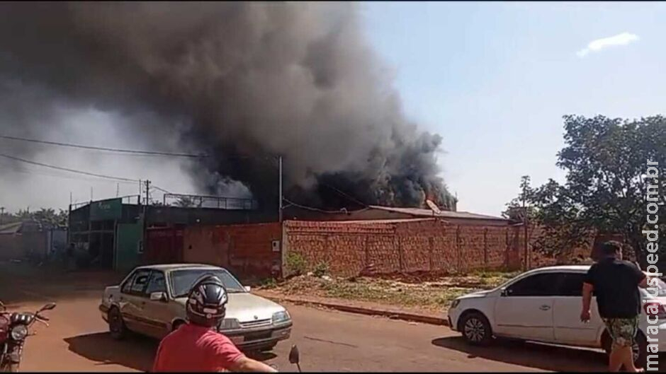 Incêndio toma conta de loja de cadeiras no Jardim Itamaracá