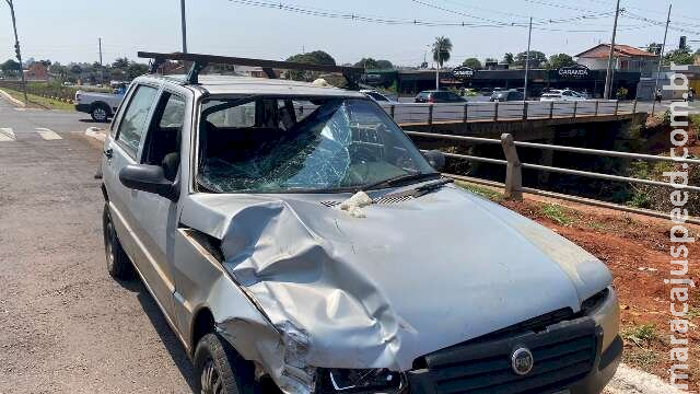 Motociclista é atingido, quebra para-brisas e vai parar dentro de carro