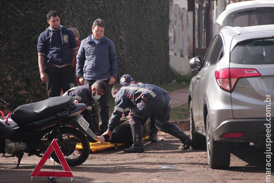 Motociclista sofre fratura exposta e passageira fica ferida em acidente no Miguel Couto