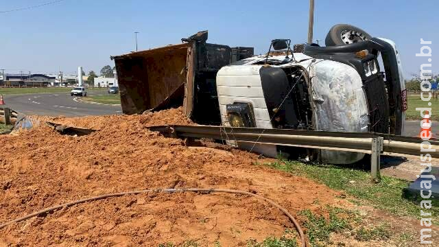 Motorista perde controle da direção e tomba caminhão em rotatória de Campo Grande