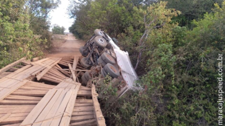 Ponte não aguenta peso, cede e caminhão fica pendurado em Cassilândia