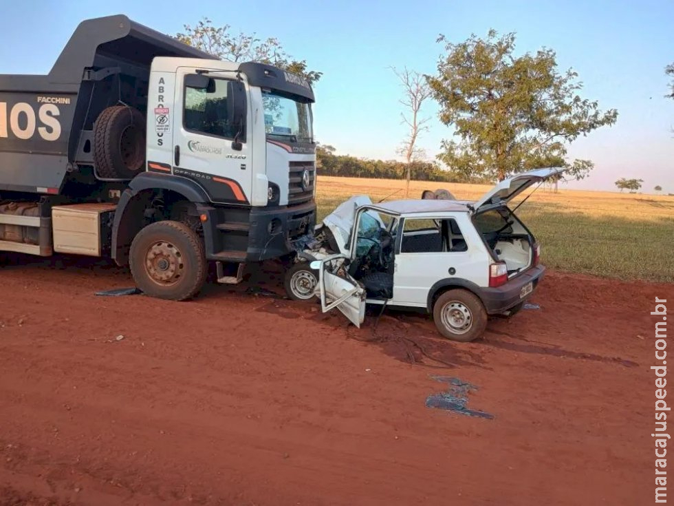 Ultrapassagem e poeira na estrada causam acidente entre carro e caminhão na MS-395 