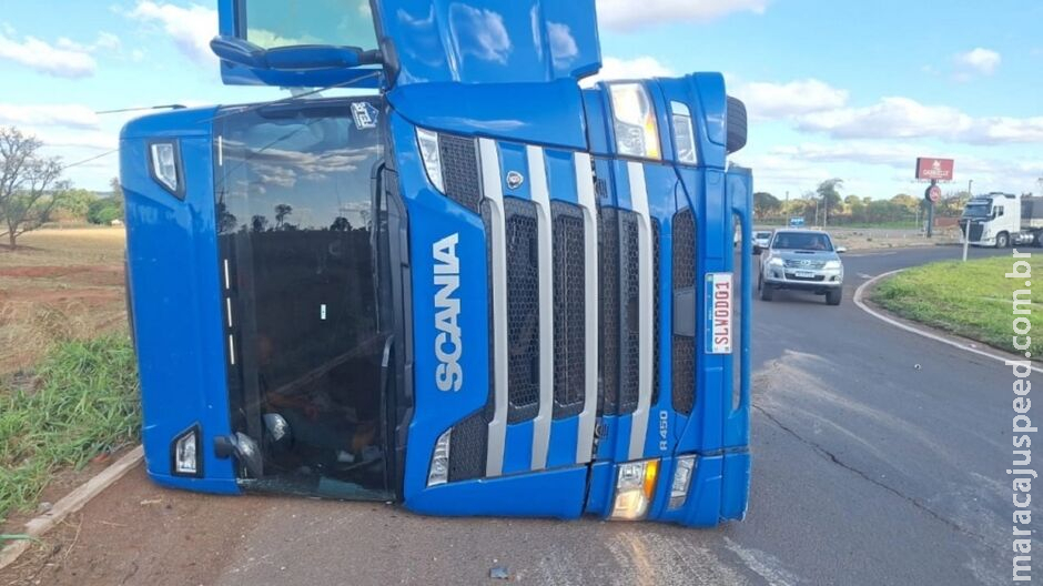 Carreta carregada de carne tomba ao contornar rotatória na BR-267 em Nova Andradina