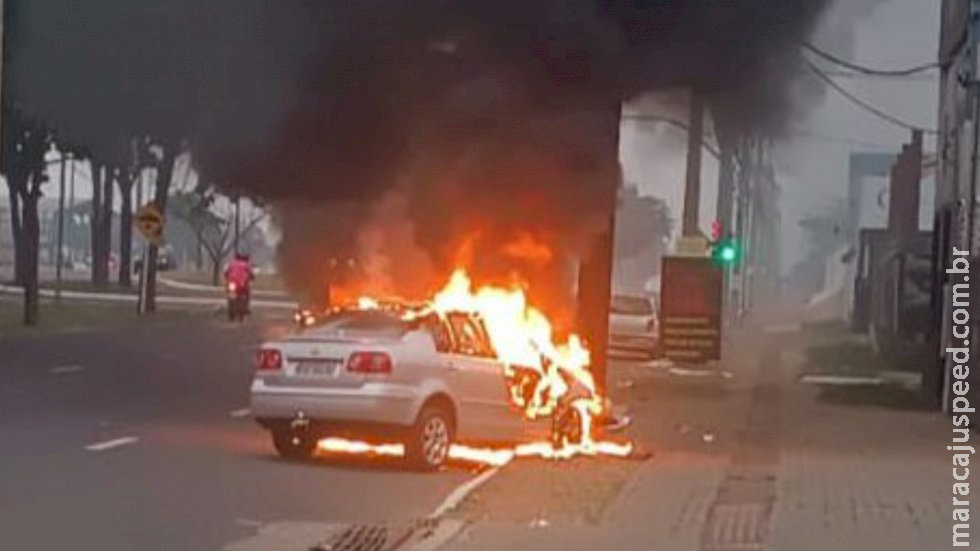 Carro bate em poste e pega fogo em avenida de Campo Grande