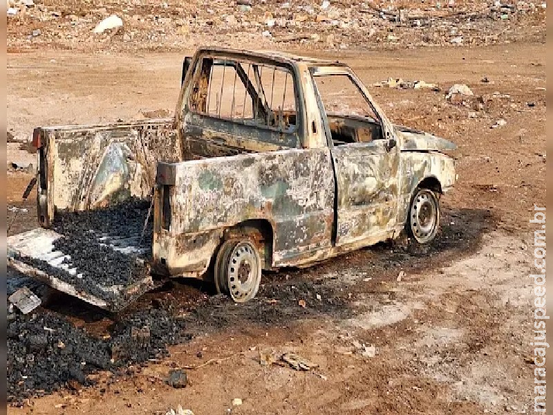 Carro pega fogo e fica completamente destruído próximo a lixão em Aquidauana