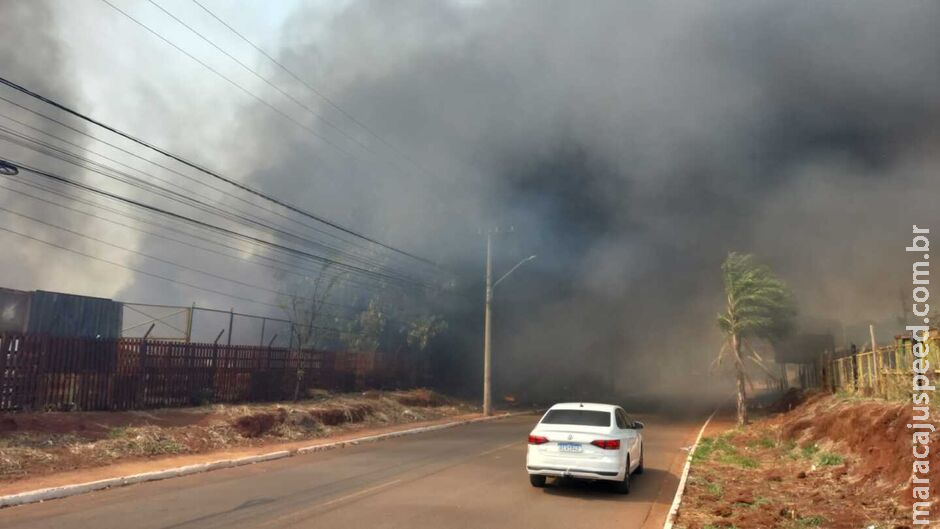 Ferro-velho é tomado por incêndio na Vila Albuquerque