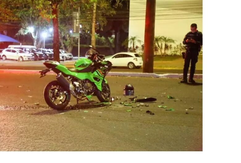 Motociclista é socorrido em estado grave ao colidir com pick-up