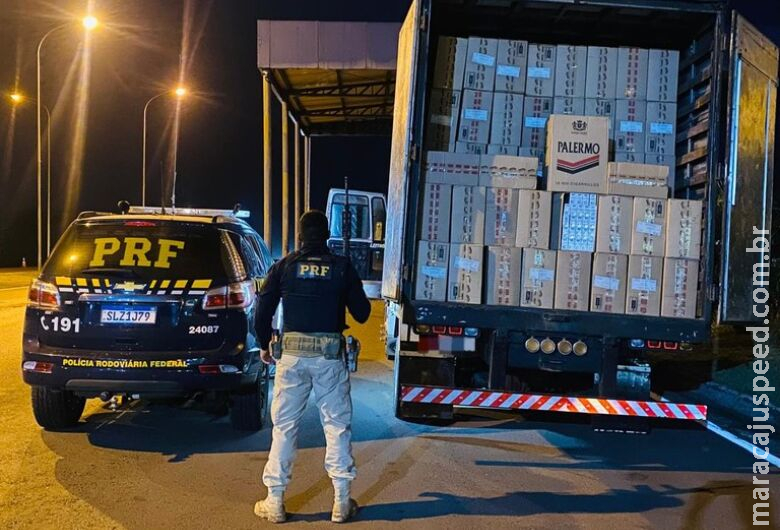 Motorista foge da polícia e abandona 250 mil maços de cigarro em caminhão