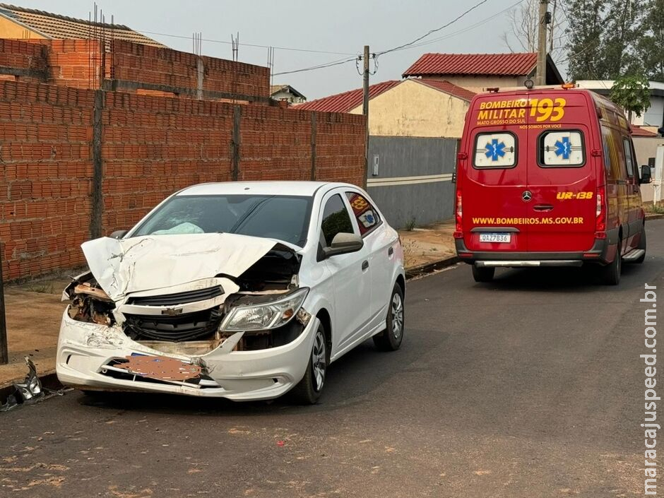 Mulher fica ferida após bater carro em carreta estacionada em Nova Andradina