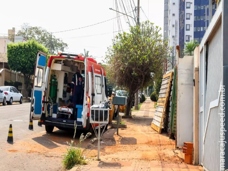 Pedreiro é socorrido após andaime cair sobre ele em obra no Centro de Campo Grande