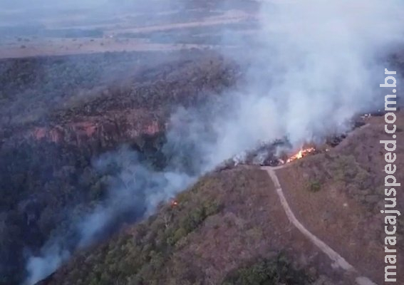 Serra de Maracaju arde em chamas com grande foco em área de difícil acesso