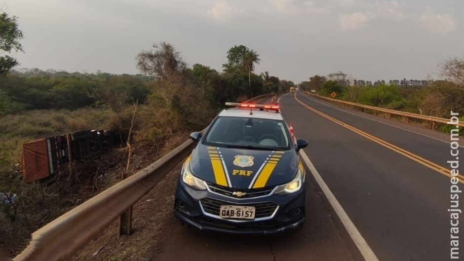 Três dias após acidente, carreta continua tombada às margens da BR 163, em Douradina