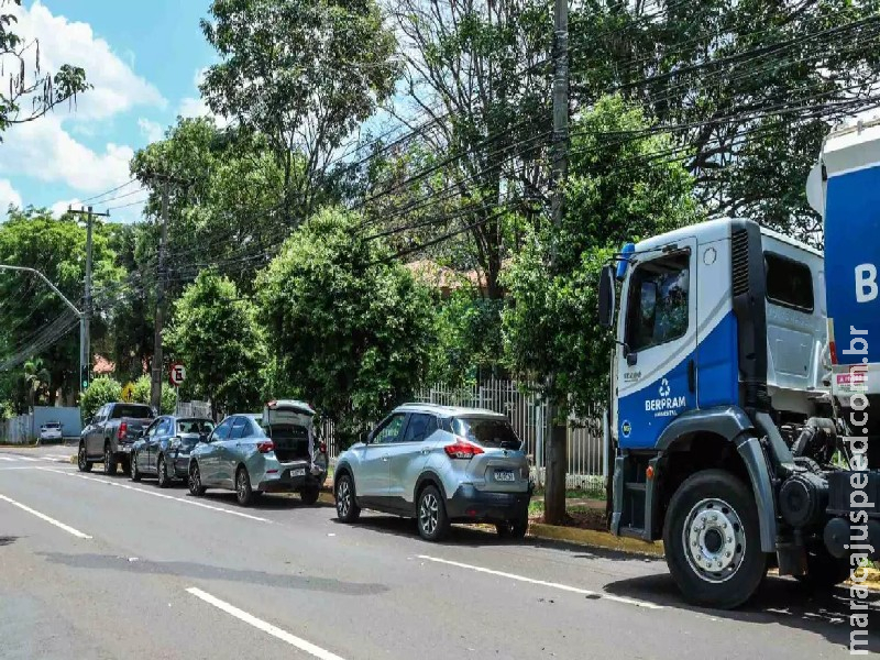 Acidente entre carro e caminhão gera engavetamento na Avenida Mato Grosso