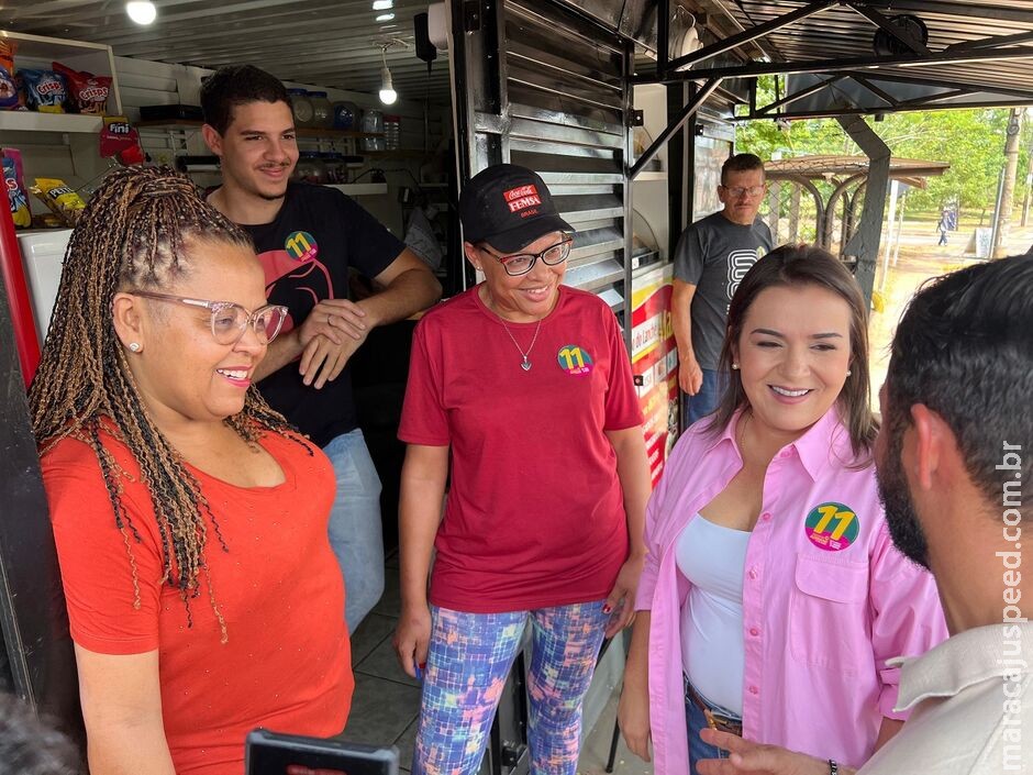 Adriane mostra conquistas e propostas a moradores do Maria Aparecida Pedrossian