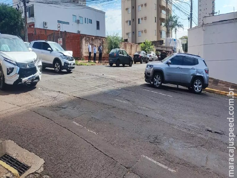 Ao invadir preferencial, motorista causa acidente entre três veículos na Rua 25 de Dezembro 