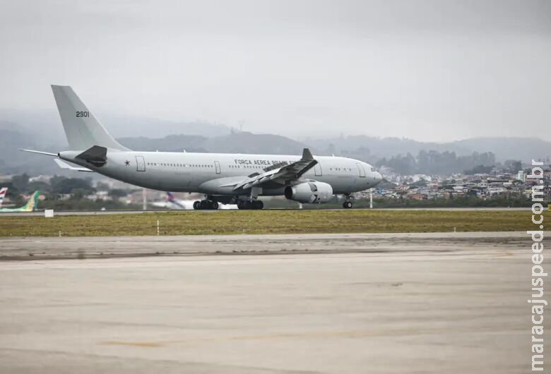 Avião com 221 brasileiros repatriados do Líbano chega em Guarulhos