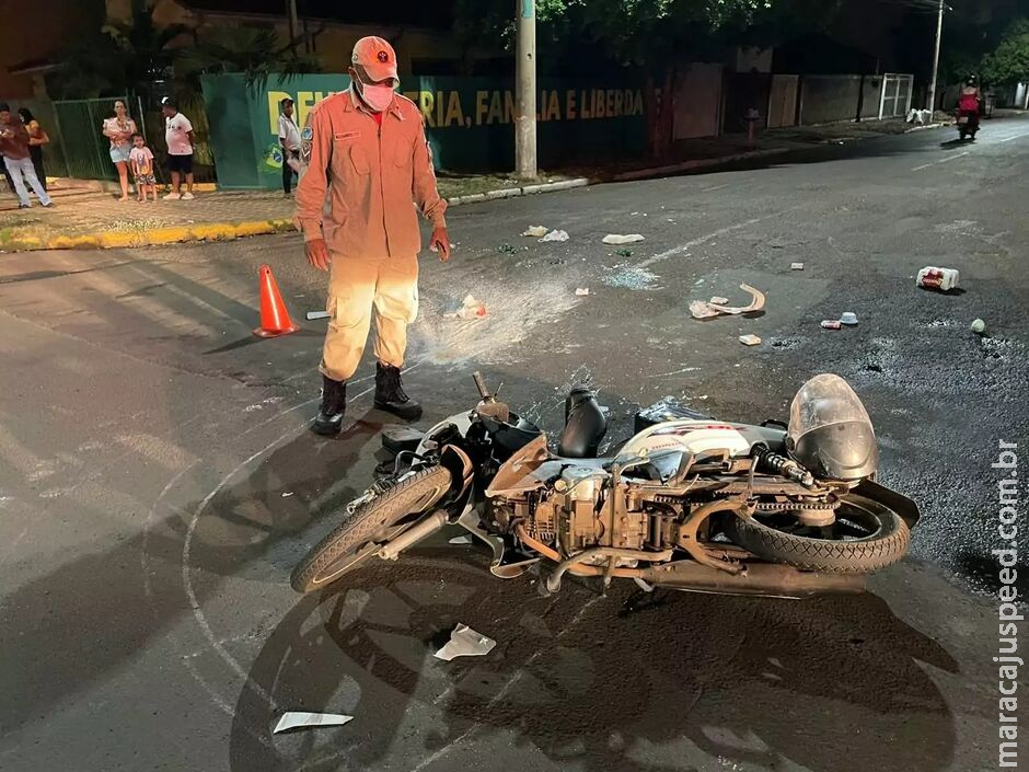 Carregando compras, motociclista é atingida por carro e fica em estado grave