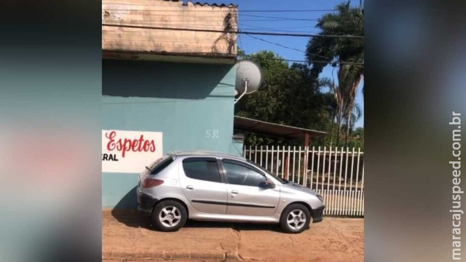 Carro sem motorista desce rua desgovernado e só para ao bater em muro de lanchonete em Rio Verde