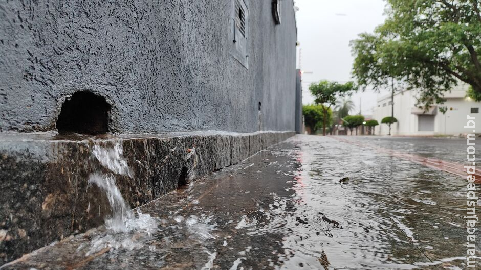 Sábado começa chuvoso, promete tempestades pontuais e máximas de 32°C em MS