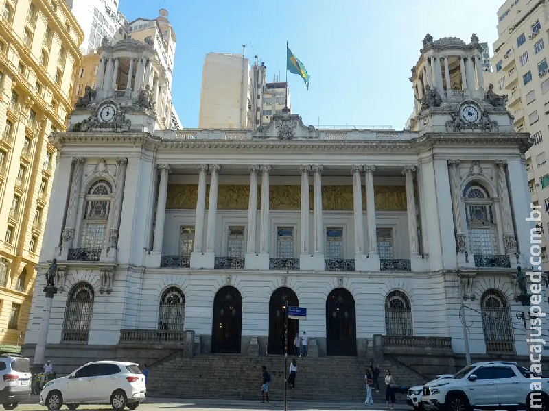 Após protesto, vereadores do Rio adiam votação de lei do funcionalismo