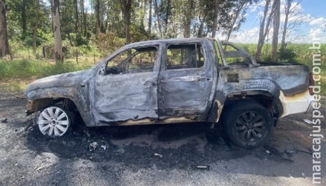 Caminhonete pega fogo e motorista sai ileso em Água Clara