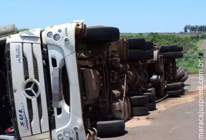 Carreta carregada com 50 toneladas de fertilizante tomba na BR-163 após colisão