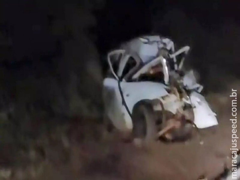 Carro fica destruído em acidente com ônibus e um morre na BR-262