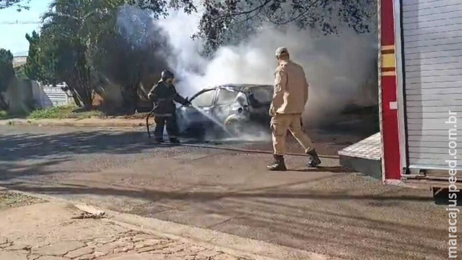 Carro pega fogo e fica totalmente destruído na Avenida Tamandaré