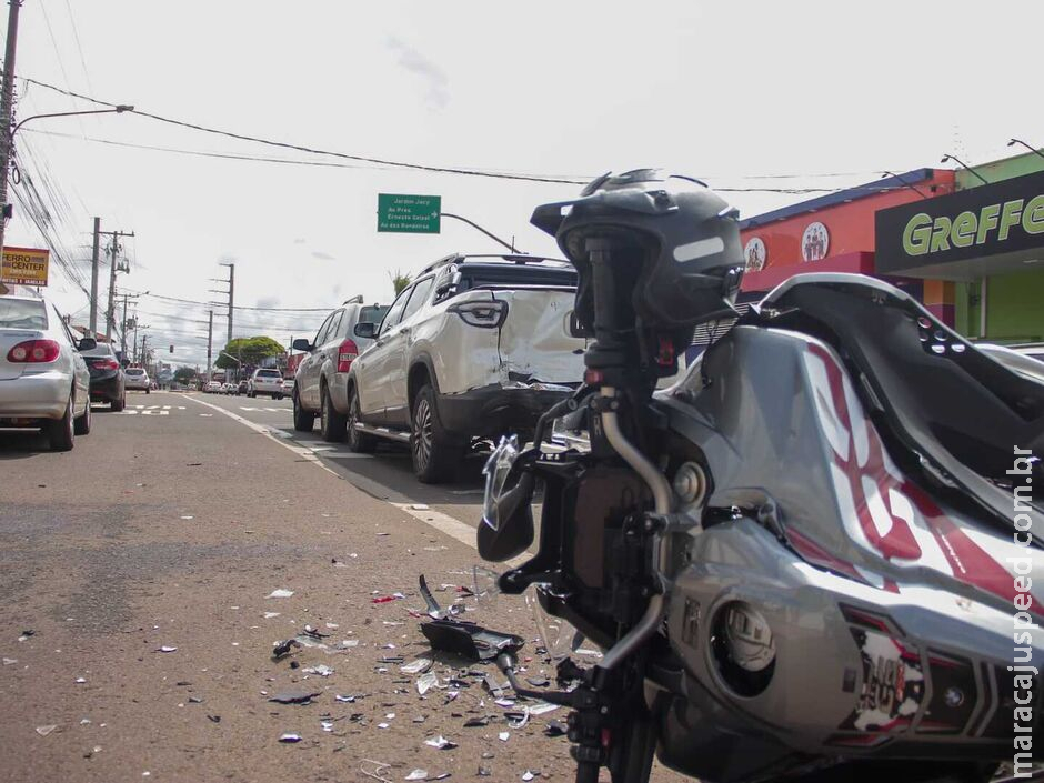 Motociclista fica em estado grave ao bater em traseira de picape na Avenida Bandeirantes