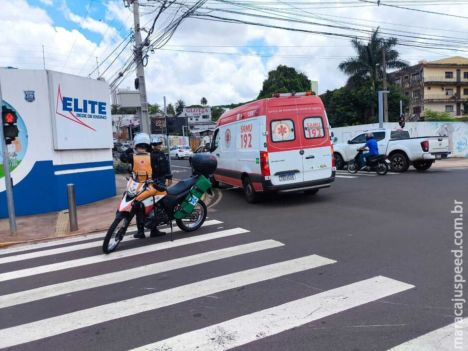 Motociclista tem fratura exposta em batida com carro na Rui Barbosa