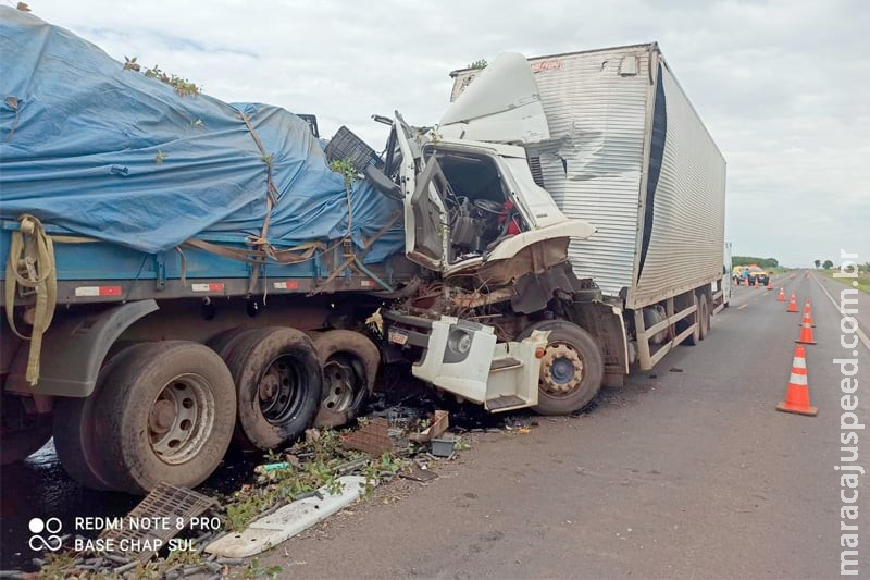 Motorista fica preso às ferragens após bater em traseira de caminhão em Cassilândia