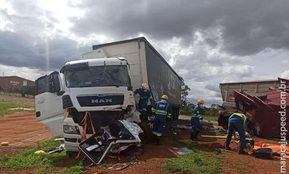 Motorista não vê placa e causa colisão entre duas carretas na MS-306