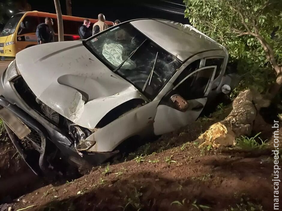 Motorista perde o controle de caminhonete e cai dentro de vala em Três Lagoas