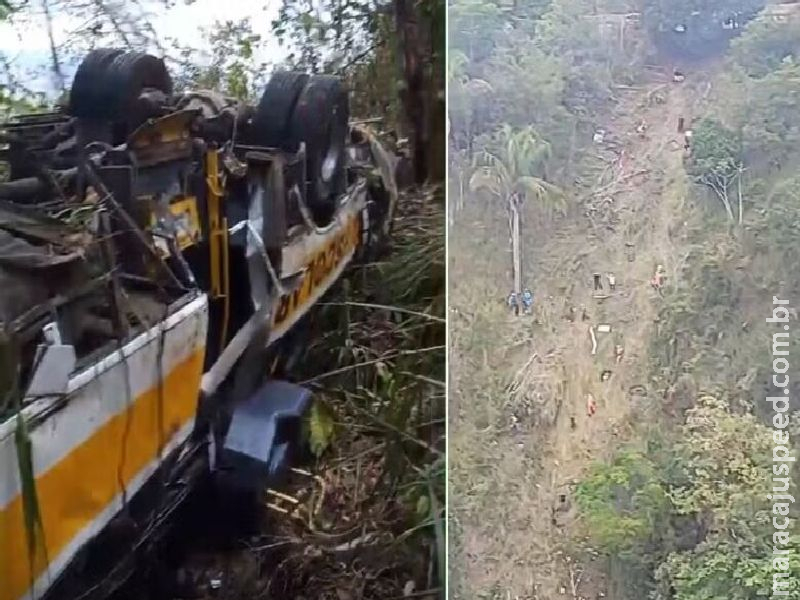 Ônibus capota em ribanceira de Alagoas e deixa 17 mortos.