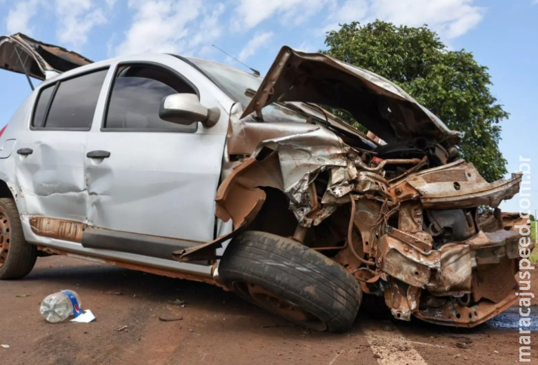 Tentativa de ultrapassagem provoca acidente entre carro e caminhão