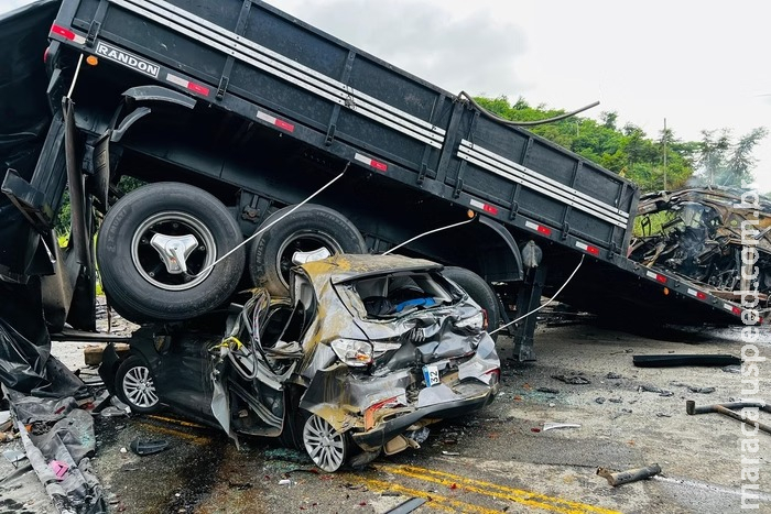 Acidente com ônibus, carreta e carro deixa 21 mortos em Minas Gerais