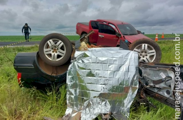 Batida entre carro e caminhonete mata homem e deixa dois feridos